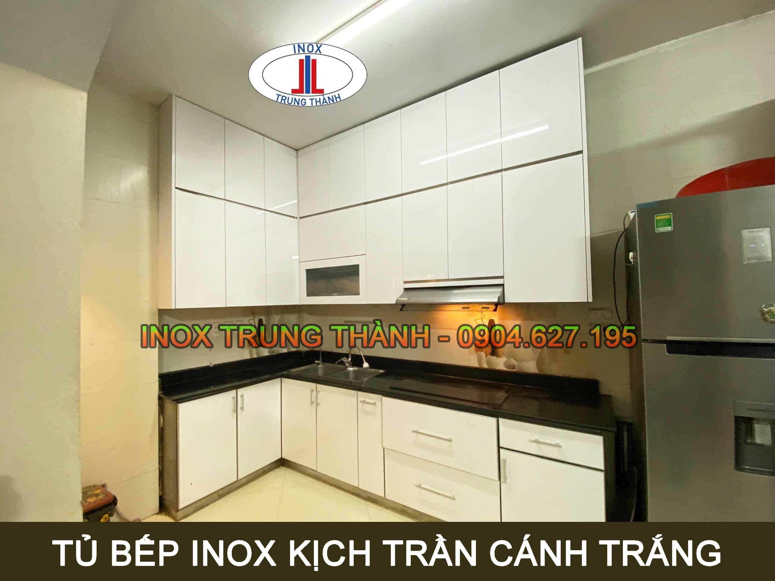 Kệ mở bằng gỗ và kim loại tạo điểm nhấn industrial cho gian bếp rustic