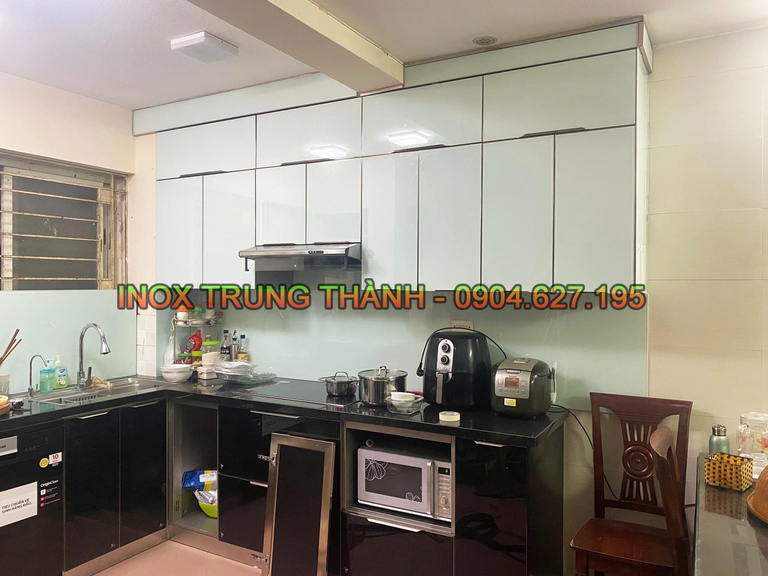 Tủ bếp màu xanh rêu kết hợp cùng mặt đá gỗ tạo nên vẻ đẹp ấm cúng và gần gũi