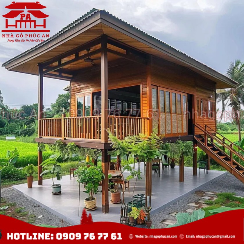 Cận cảnh một góc của mẫu nhà sàn mini với cửa sổ gỗ và sảnh hiên thoáng đãng