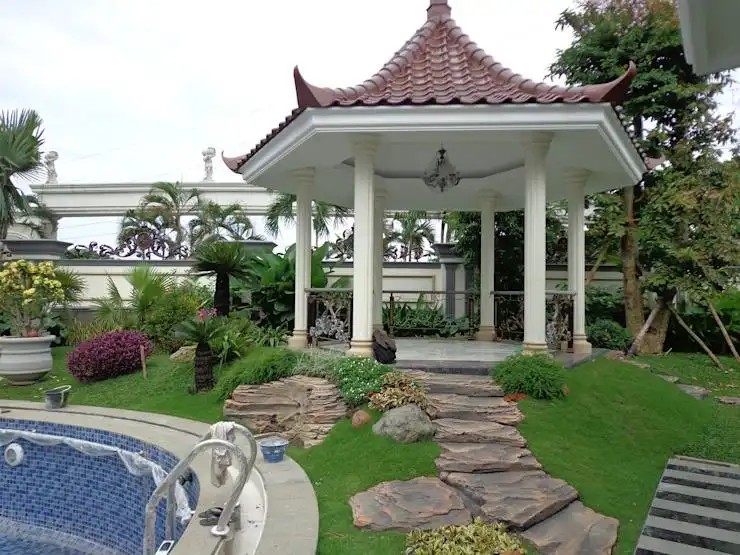 Chòi nghỉ bê tông lục giác được thiết kế trong khuôn viên sân vườn như một điểm nhấn độc đáo và đầy sang trọng.