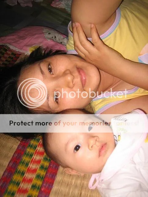 Mẹ con cùng tạo dáng chụp ảnh.