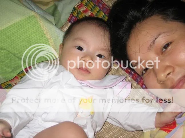 Hai mẹ con vui vẻ tạo dáng trước ống kính.