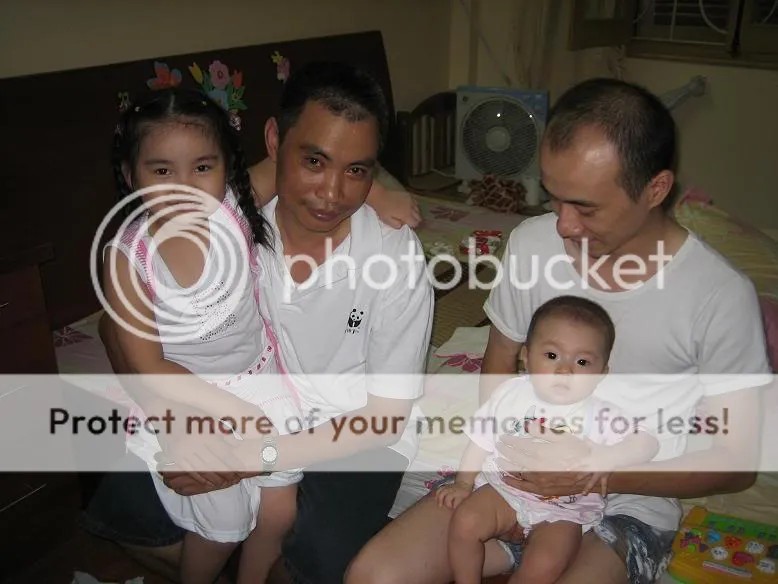 Bố Xuân Anh bên con gái Tường Vi và Bố Duy Anh bên con gái Thùy Dương.
