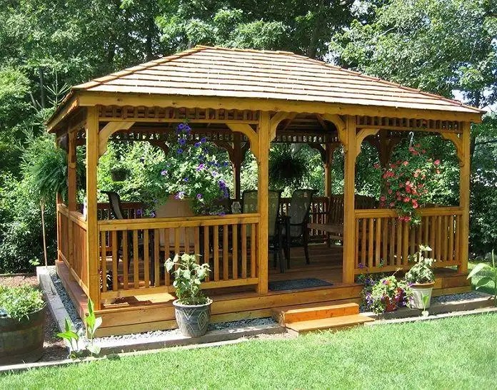 Mẫu chòi gỗ sân vườn kết hợp với hoa cỏ mang thiên nhiên đến gần hơn với con người.