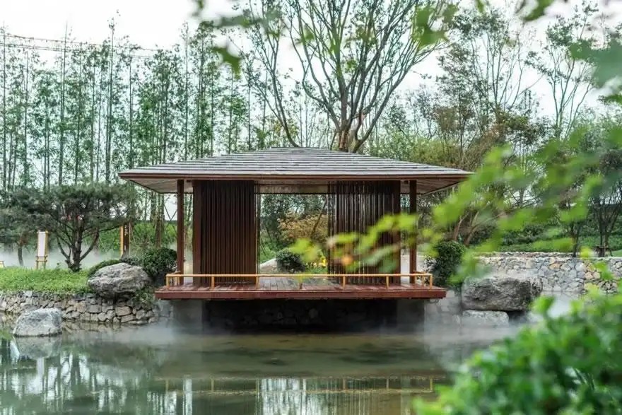 Mẫu chòi gỗ nằm trên mặt hồ có thể được bố trí trong khu vườn có diện tích tương đối rộng, đây chắc chắn sẽ là điểm nhấn độc đáo cho toàn bộ căn nhà của bạn.