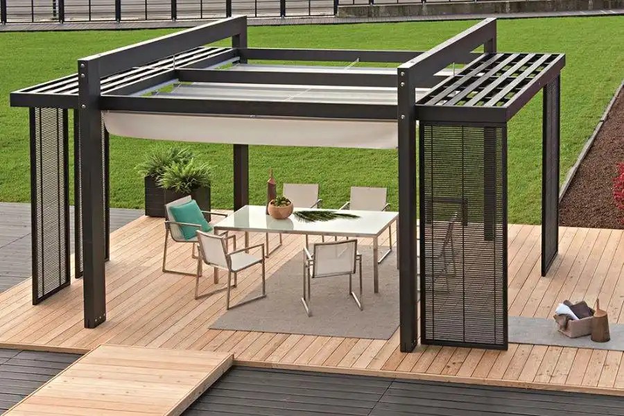 Một trong những thiết kế chòi sắt mang phong cách hiện đại, nổi bật nét tối giản nhưng lại không kém phần trẻ trung cho không gian sống.