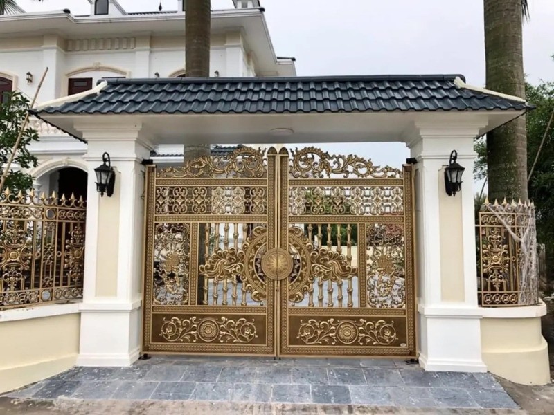 Trụ cổng có mái che họa tiết đẹp
