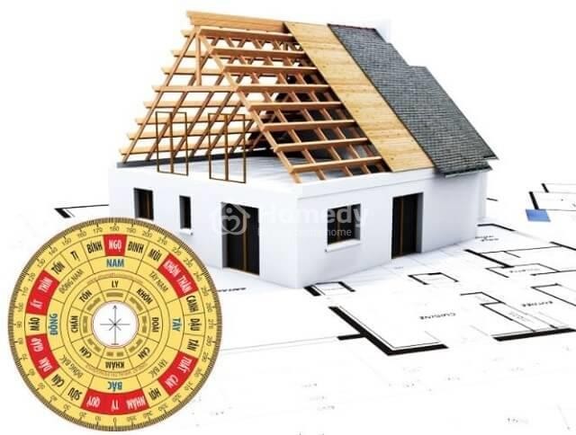 Cảnh sát phong tỏa và khám nghiệm khu vực phát hiện thi thể nạn nhân