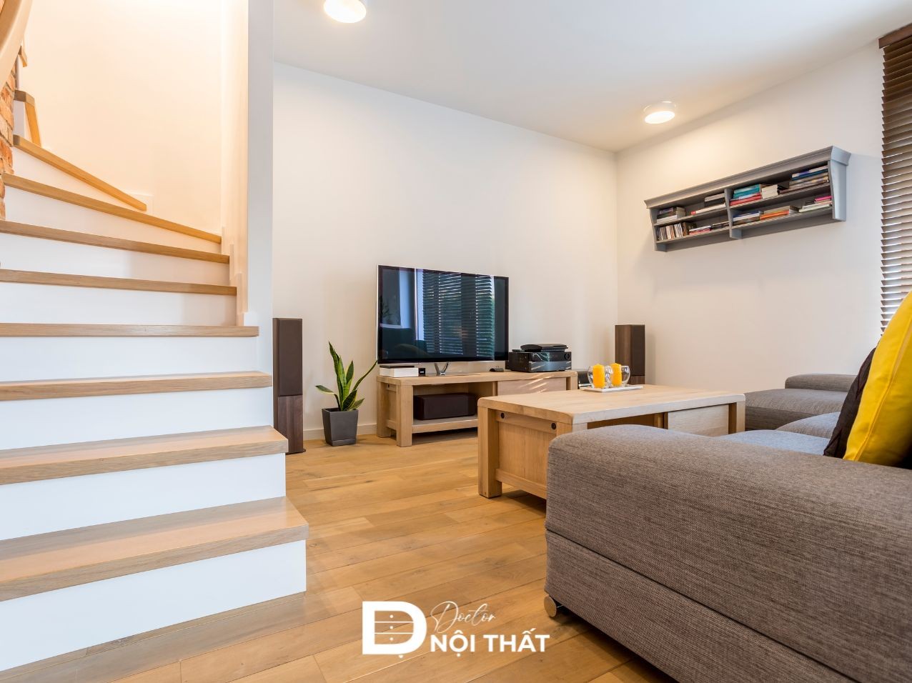Không đặt cầu thang hướng ra cửa chính