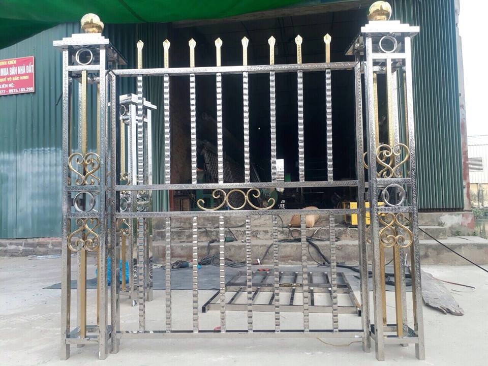 Trụ cổng bằng inox sáng bóng