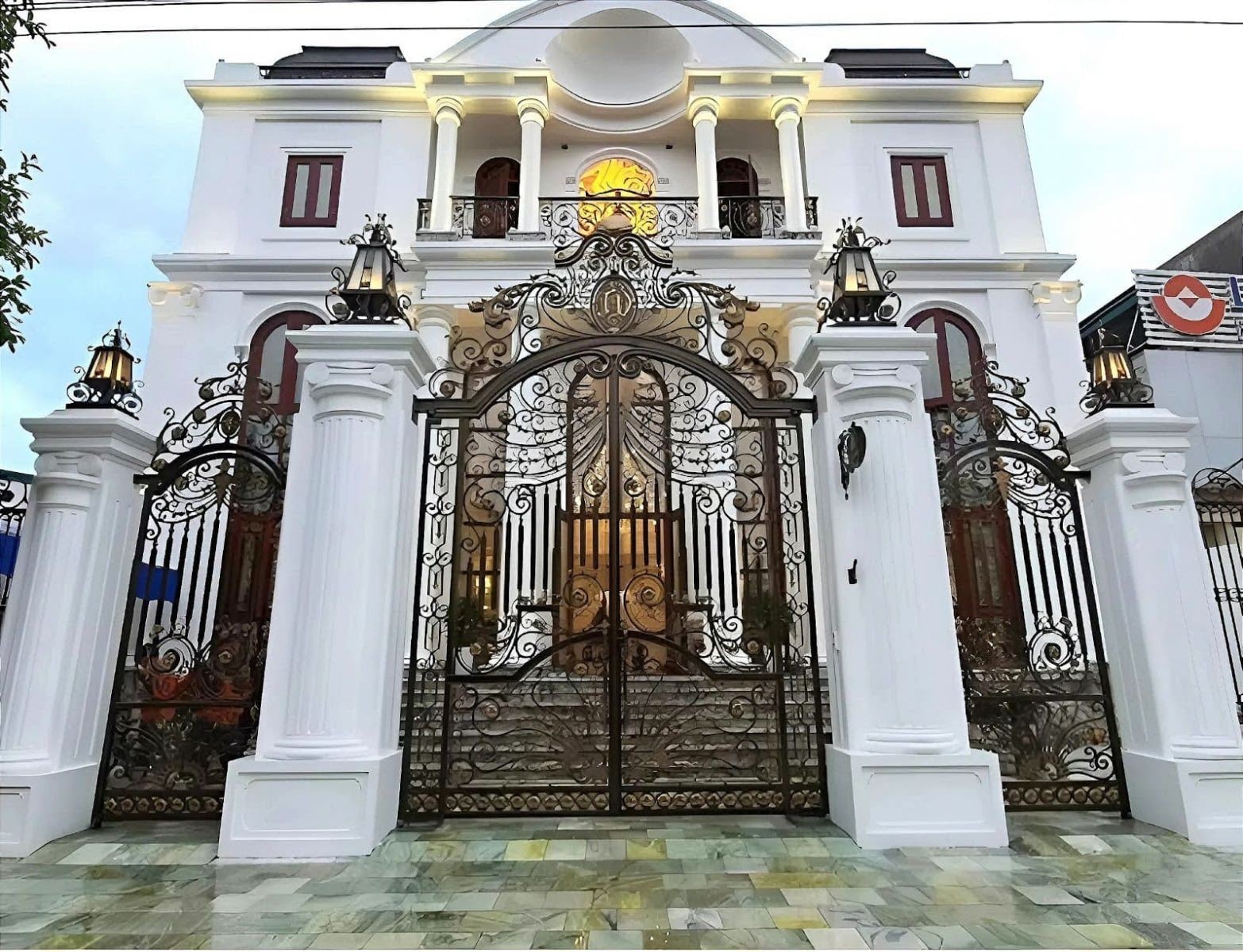 Trụ cổng lớn, hài hòa với không gian
