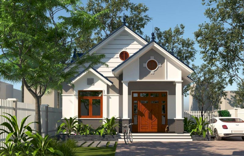 Mặt tiền được nhấn bằng mái Thái giật cấp, cùng phần hiên rộng lát gạch chống trượt, hài hòa với sân vườn nhỏ phía trước