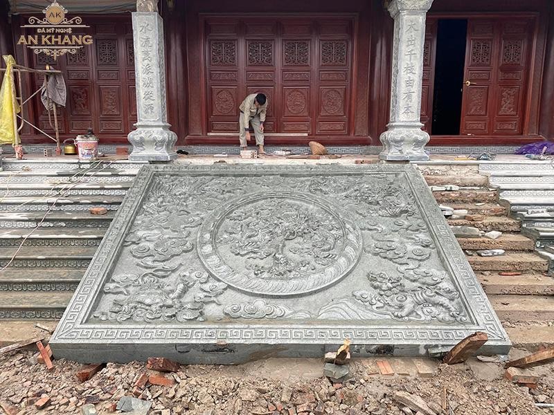 Chiếu rồng đá đặt tại lối đi vào nhà thờ, đình chùa
