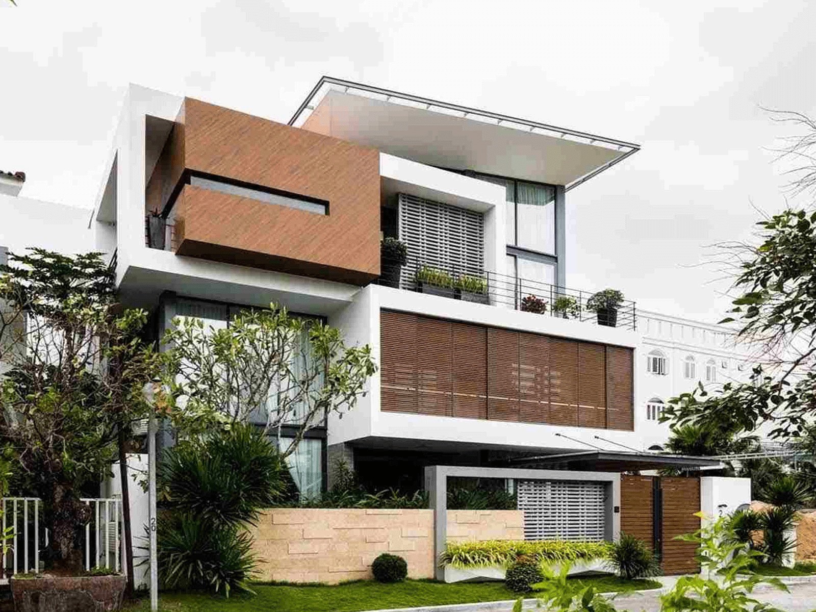 Không gian phòng khách thoáng đãng với cây xanh và ánh sáng tự nhiên.