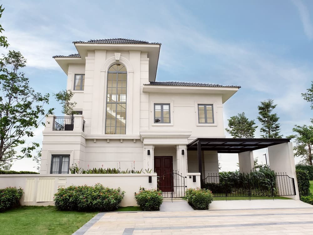 Mẫu nhà hướng Nam sang trọng với ban công rộng.