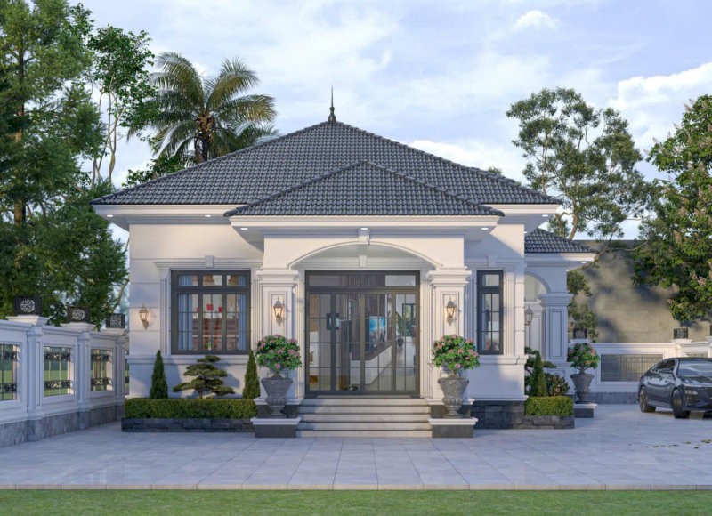 Khoảng sân rộng lát đá xám kết hợp bồn cây nhỏ chạy dọc tường giúp không gian luôn thoáng mát và gần gũi thiên nhiên