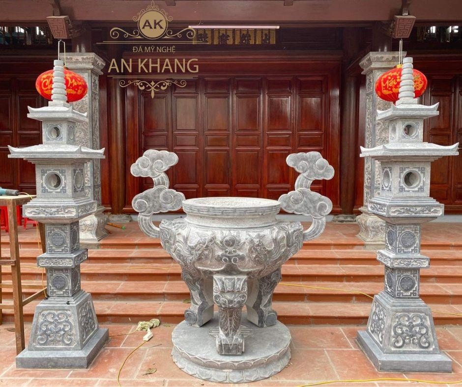 Lư hương đá đặt vừa là để trang trí và vừa là nơi thắp hương cúng chung