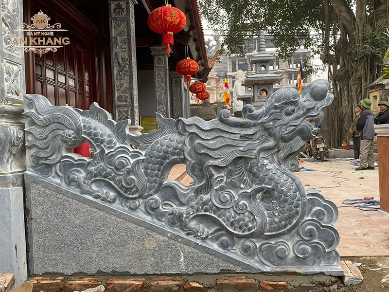 Tượng rồng đá trong đình chùa