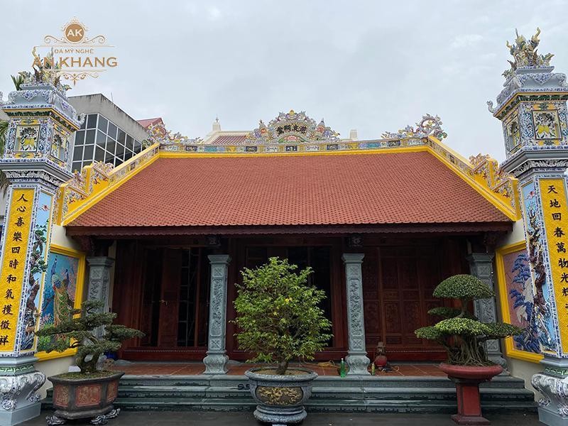 Mẫu nhà thờ mang đậm kiến trúc truyền thống với chất liệu đá tự nhiên nguyên khối vững chắc