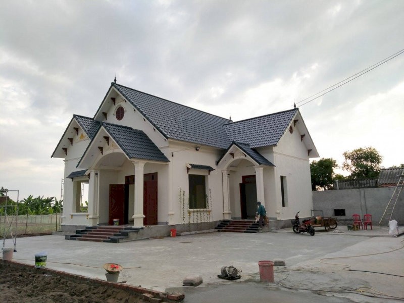 Mẫu nhà mái thái cấp 4 đơn giản nông thôn với sân vườn rộng rãi và hàng rào