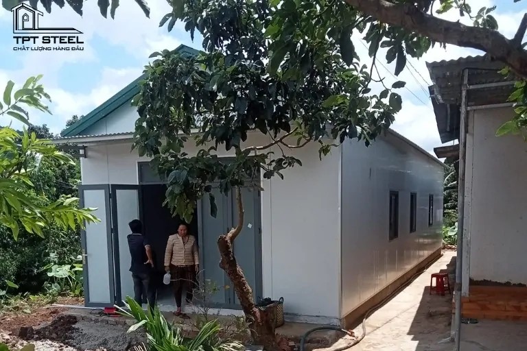 Nhà thép tiền chế panel là gì