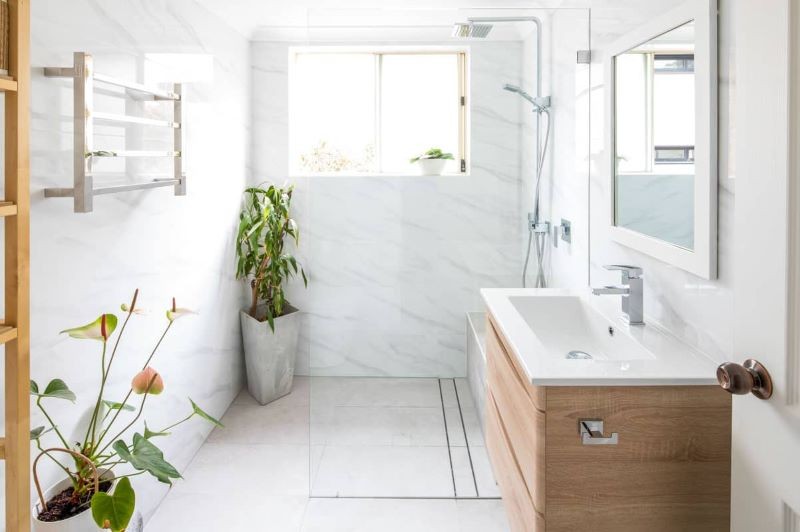 Đặt vài chậu cây xanh làm điểm nhấn cho không gian phòng tắm