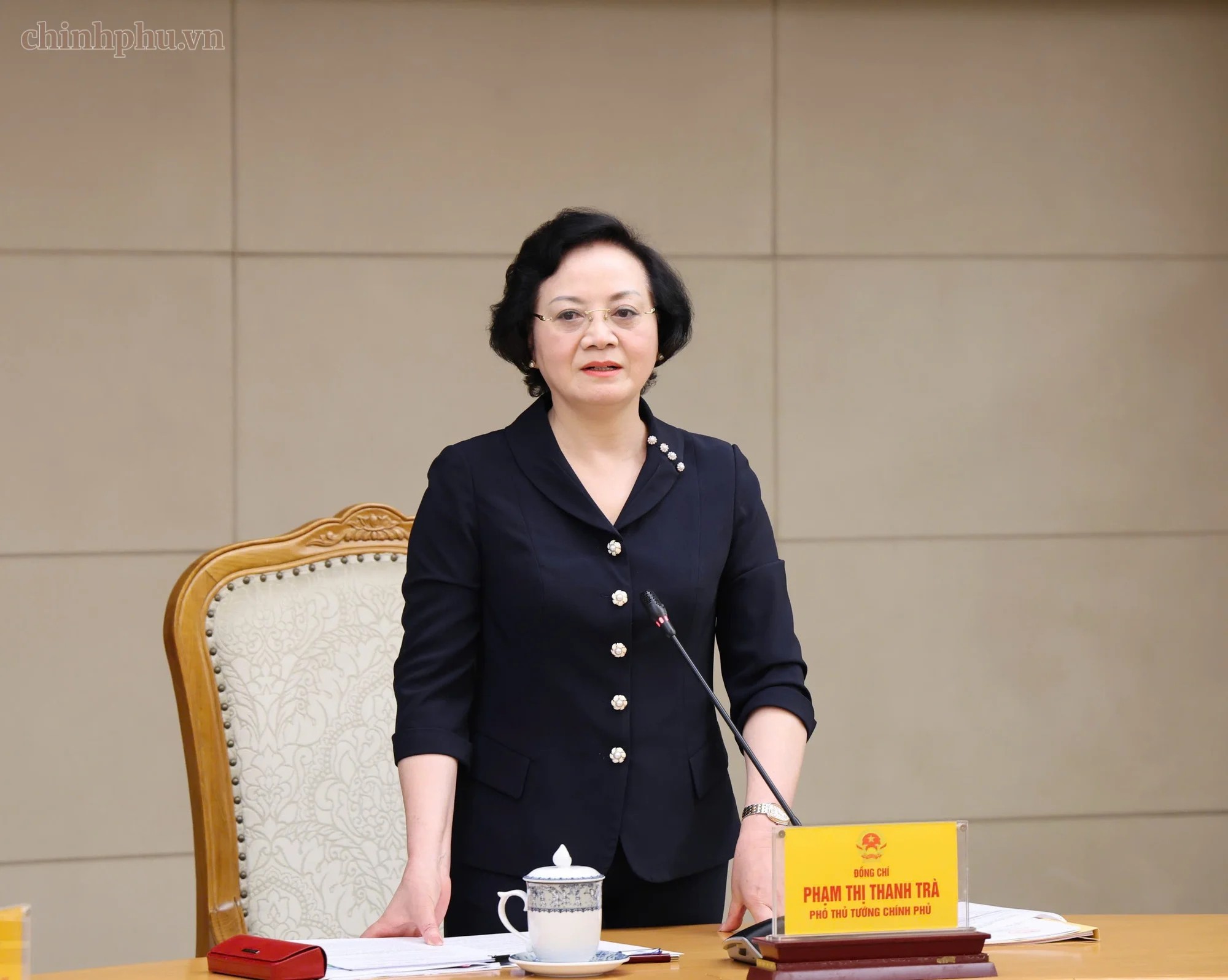 Cử chỉ lãng mạn của chàng trai thể hiện tình cảm với cô gái.