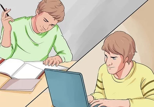 Người phụ nữ đang viết trên giấy nhớ