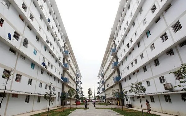Cảnh sát phong tỏa và khám nghiệm khu vực phát hiện thi thể nạn nhân