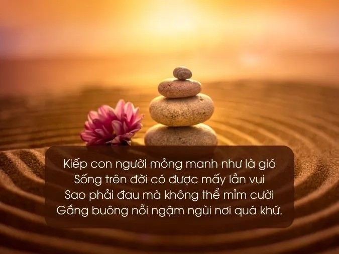 Những con thuyền nhỏ neo đậu trên sông vào lúc hoàng hôn.