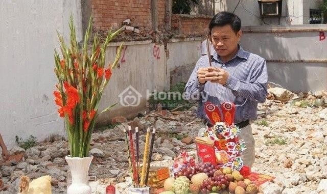 Người chủ lễ thực hiện lễ cúng và đọc bài văn khấn đổ mái nhà