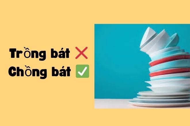 Nhiều bát đĩa xếp chồng lên nhau