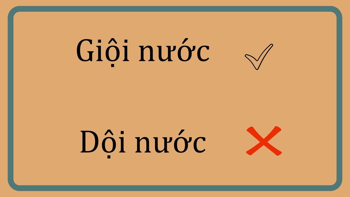 Cảnh giội nước lên người để tắm