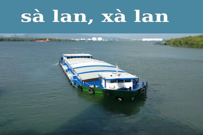 Một chiếc sà lan đang di chuyển trên sông